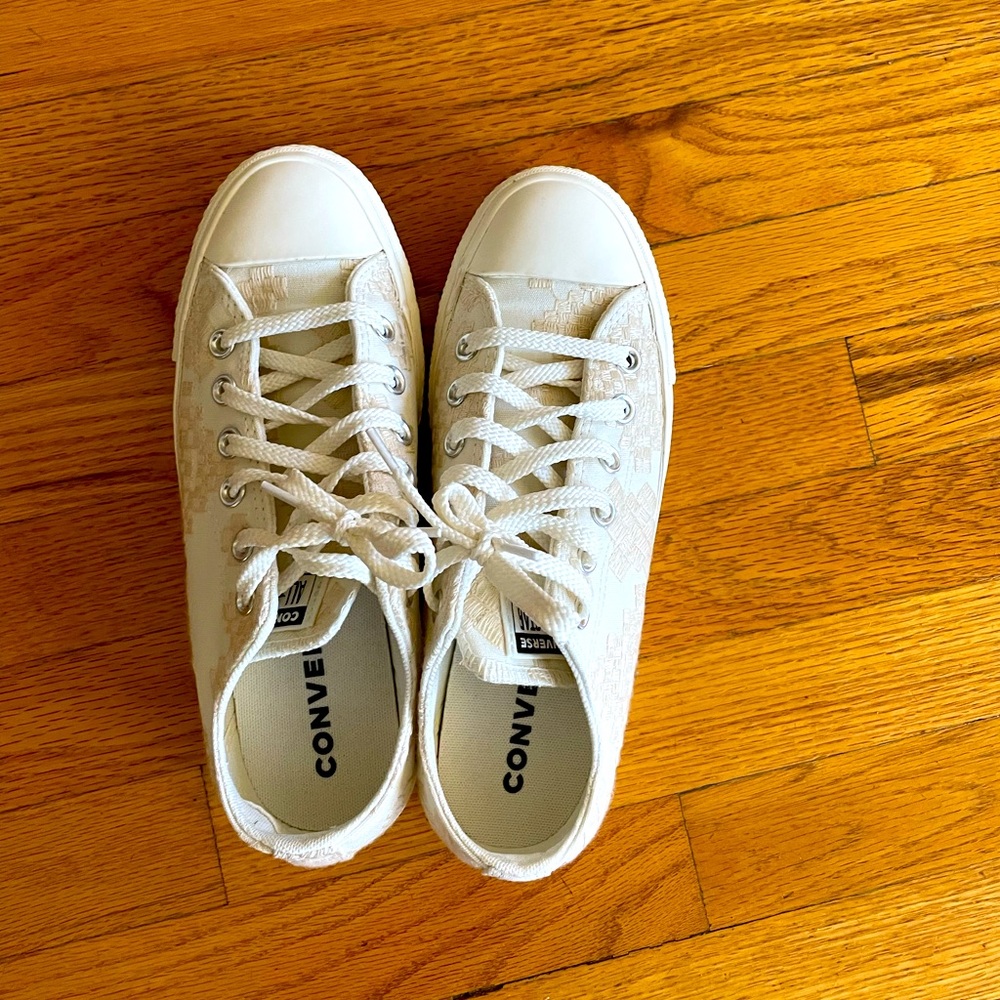 Women converse sneakers, size 7.5. like new.
